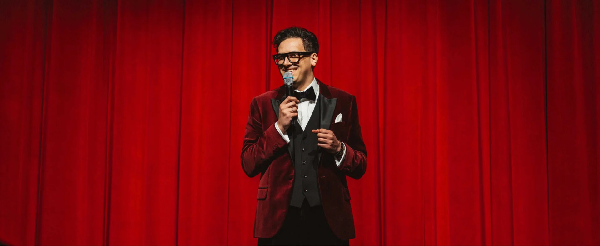 Marvin Boettcher vor dem roten Theatervorhang